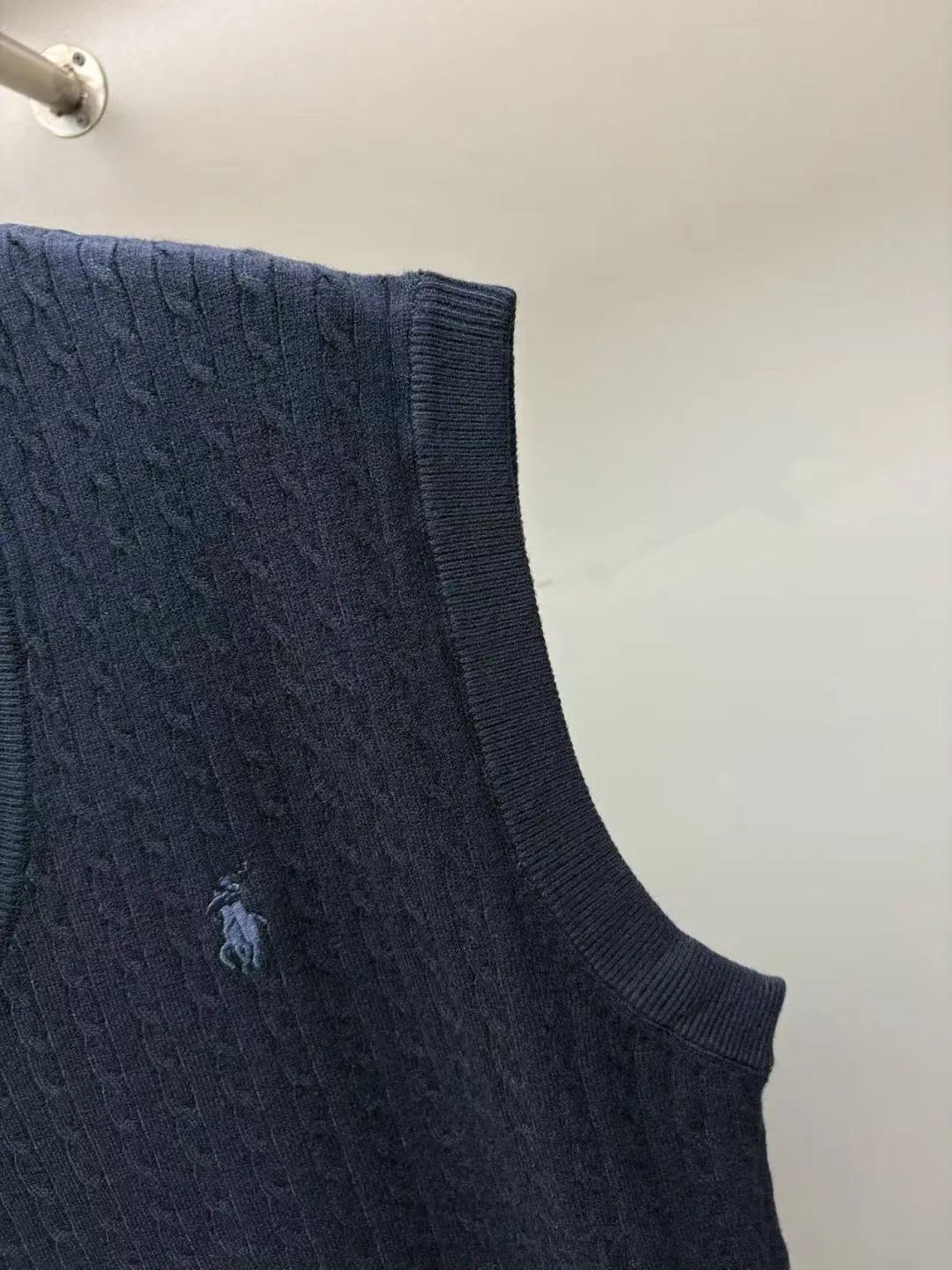 P260 POLO Ralph Lauren's new embroidered wool vest. Original fabric. Official same style. Weaved with customized natural medium-thick imported wool gauze, feels very comfortable and smooth. Very wide and stylish. Produced by a first-line brand factory. Woven by imported machines. It is very soft and skin-friendly to wear. It will not deform after long-term wear. The latest style for autumn and winter. Fashionable and personalized. Super versatile and good-looking. Very suitable for both men and women. A must-have for everyone. Color: black, sapphire blue, gray, maroon. Size: M-4XL